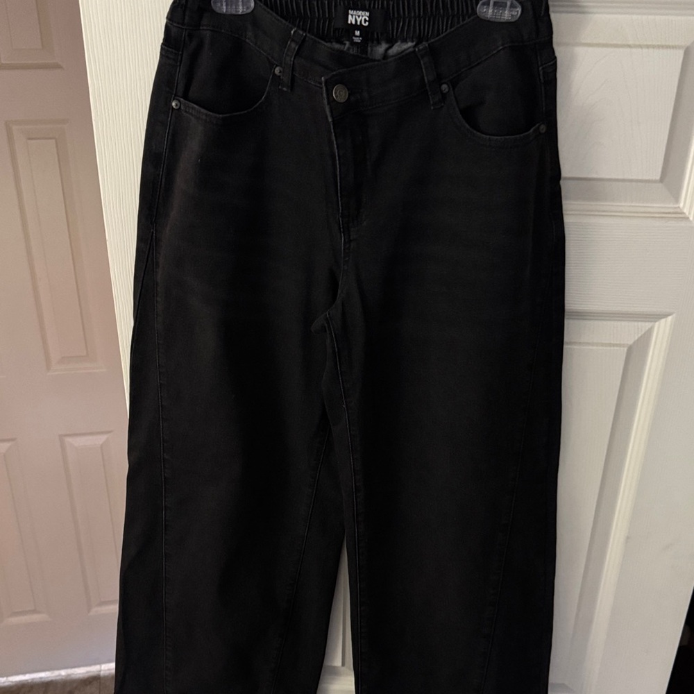 NYC Black Wide-Leg Jeans with Subtle Seams